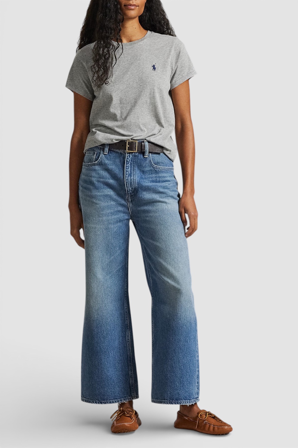 תמונת כל הלוק של חולצת טי